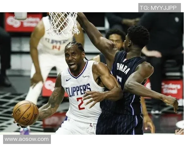 NBA直播精彩对决雄鹿挑战快船全场赛事分析与球员表现预测